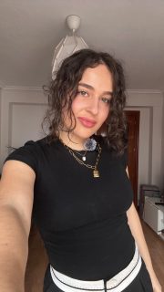 No me cansaré de recitar estas palabras de @messiez de “El Texto Infinito” . 
A veces hay emociones que son inexplicables de  describir… para mi, el dolor es una de ellas, al igual que el amor… Ambas tan intensas como desconcertantes. Espero que seáis tan apasionados como yo y os deleitéis con ellas❤️ 
Os leo en comentarios ✨