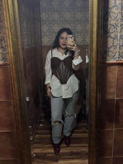 Descubriendo mi lado más personal, más real, más humano. Estoy escribiendo un libro lleno de emociones y pensamientos que salen de mi yo profundo y estoy feliz. Estoy conociéndome más, conectando con mi yo artista… esta soy yo, en varias facetas, con el corazón lleno, rodeada de personas que amo, actuando, amistades, viajando, entrenado... Estoy romanizando mi vida, sí, el arte me acompaña cada día y es el camino que he decidido elegir. A veces me cuestiono si estoy haciendo lo correcto. He decidido compartir esto también, siento que es parte del proceso.
#actriz #foryou #passion #parati #madrid❤️