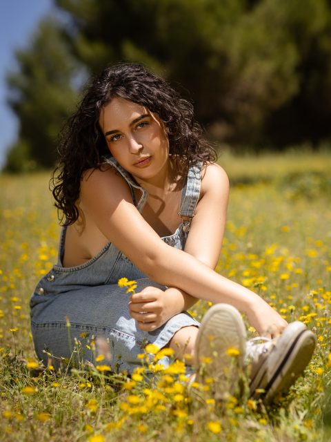 He pasado mucho tiempo buscando respuestas lejos, sin darme cuenta de que algunas estaban creciendo dentro de mí, como las flores cuando nadie las mira.

Ahora habito una etapa distinta. Una etapa de creación, de manos llenas de proyectos, de palabras que vuelven a encontrar su sitio y de sueños que ya no me dan vergüenza. Una etapa de conexión con esa parte de mí que siempre supo el camino, aunque a veces yo no pudiera escucharla.

Supongo que florecer se parece un poco a esto🌸✨
📸 @sonfotografia_ 
📍Madrid 
🎭@saratreviss 

#actriz #foryou #parati #fy #modelofotográfico
