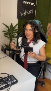 Si alguna vez tuviera un programa de radio, sería algo parecido a “Frecuencia Insomne”. Una voz, algunas canciones y todas esas cosas que solo se atreven a salir cuando baja el volumen del mundo.🌙🎙️
Idea original: @elisa_coach_actoral 
Guion y actriz: @saratreviss 
Estudio: @ivanpatxi @ivanpatxi_podcaster 
Montaje y vídeo: @eva.kxi @evakhoeli 
#actriz #locutora #escena #acting